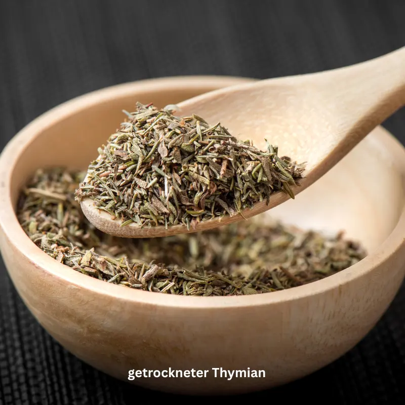 (Thymus vulgaris) Getrockneter Thymian in Holzschale mit Holzlöffel – würziges Aroma aus nachhaltigem Anbau